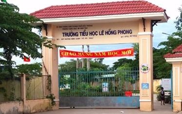 Hoc sinh khong biet doc cung duoc len lop hinh anh