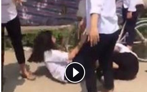 Ba nu sinh cung danh hoi dong mot ban gai hinh anh