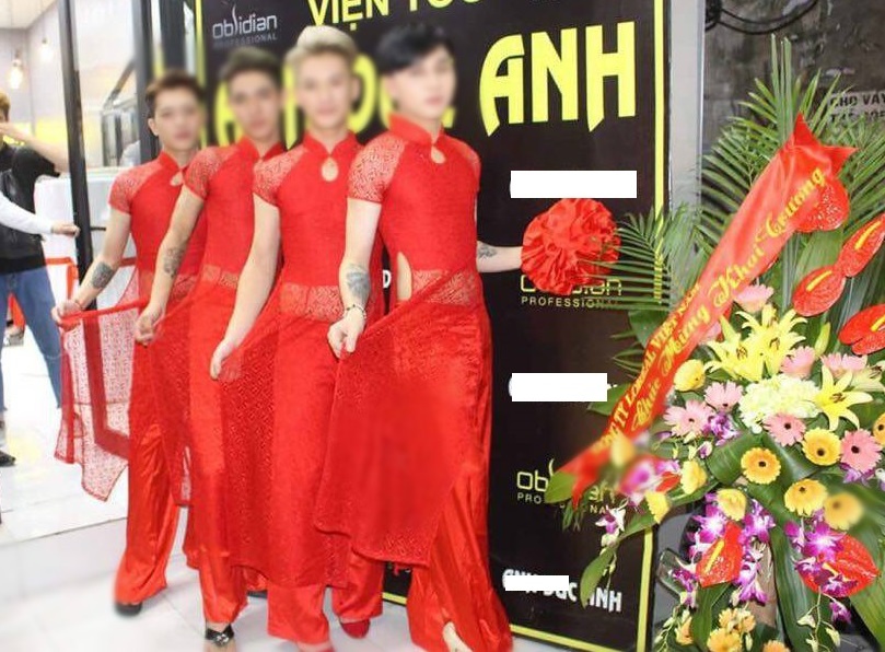 nam thanh niên mặc áo dài đỏ ảnh 2 nam thanh nien mac ao dai do anh 2