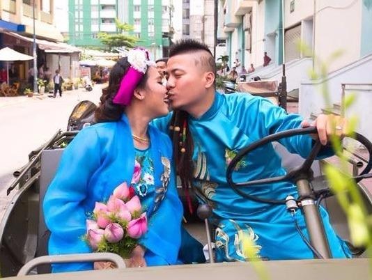 Man ruoc dau voi dan moto co tren duong pho Sai Gon hinh anh