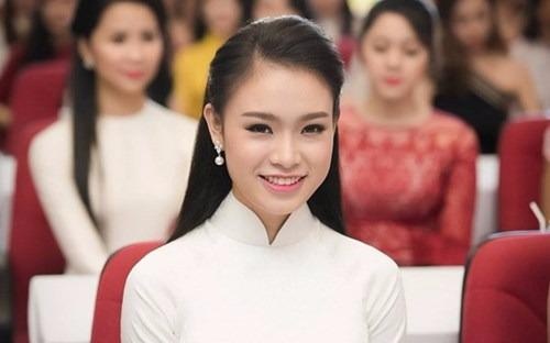 Nguoi dep truyen thong dang cho hoang tu den ngo loi hinh anh