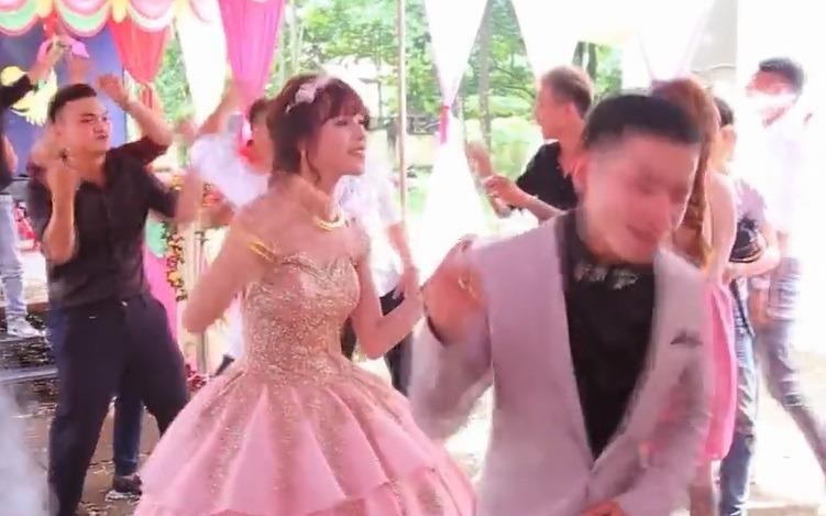 Clip co dau, chu re nhay trong dam cuoi hinh anh