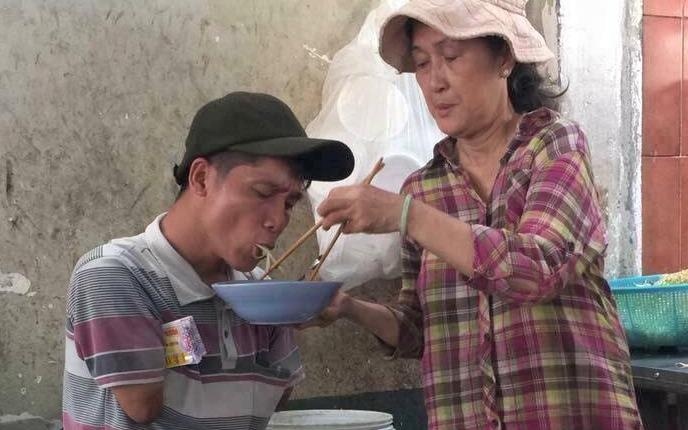 Chuyen co chu quan va anh ban ve so cut tay tai Sai Gon hinh anh