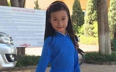 Be gai 13 tuoi hat dan ca hay nhu nghe si hinh anh
