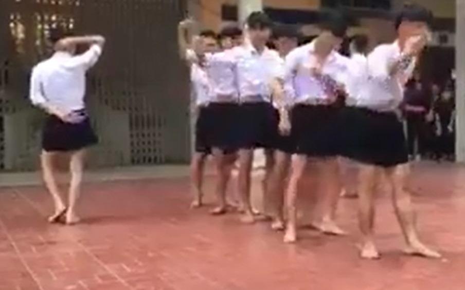 Nam sinh mac vay nhay gay tranh cai hinh anh