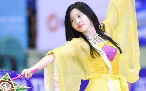 Cuu hoc sinh Ams giong Luu Diec Phi dam me nhay hien dai hinh anh