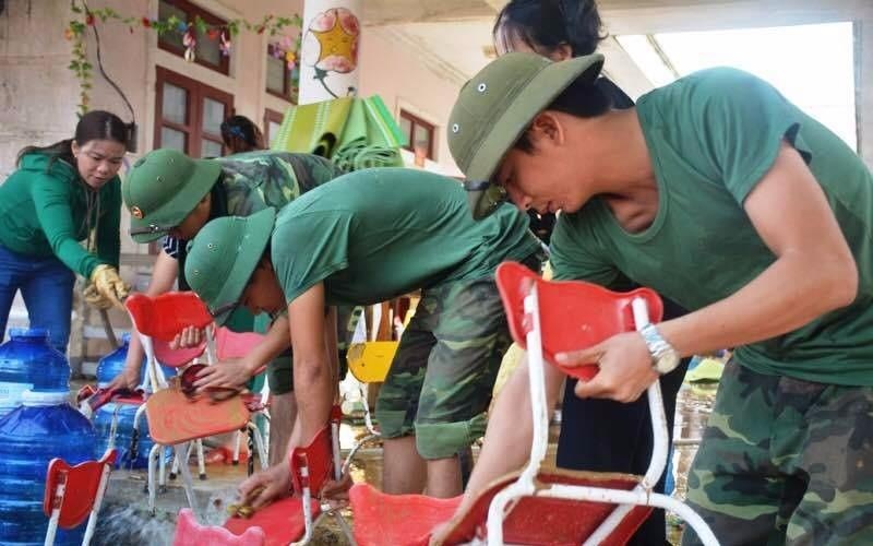 Tinh nguoi trong con lu lich su mien Trung hinh anh