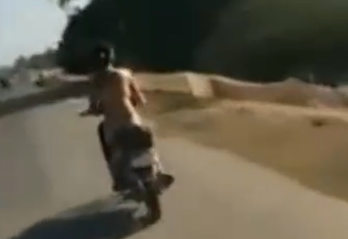 Co gai 'khong manh vai che than' tren duong hinh anh