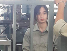 Dan mang tim kiem co gai xinh dep lam viec trong cong xuong hinh anh