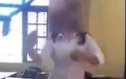 Clip nu sinh nhay nhu tren bar trong lop hoc hinh anh