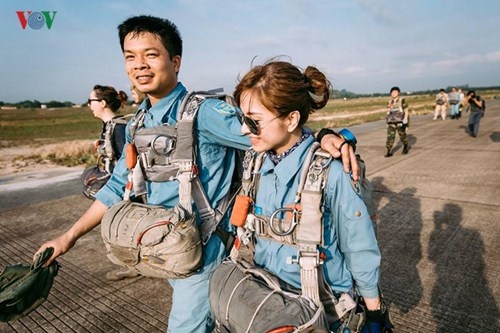 Nữ vận động viên Việt Nam đầu tiên nhảy dù tự do ảnh 8 Nu van dong vien Viet Nam dau tien nhay du tu do anh 8