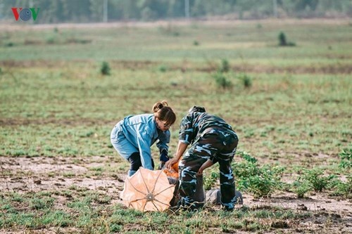 Nữ vận động viên Việt Nam đầu tiên nhảy dù tự do ảnh 11 Nu van dong vien Viet Nam dau tien nhay du tu do anh 11