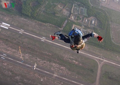 Nữ vận động viên Việt Nam đầu tiên nhảy dù tự do ảnh 9 Nu van dong vien Viet Nam dau tien nhay du tu do anh 9