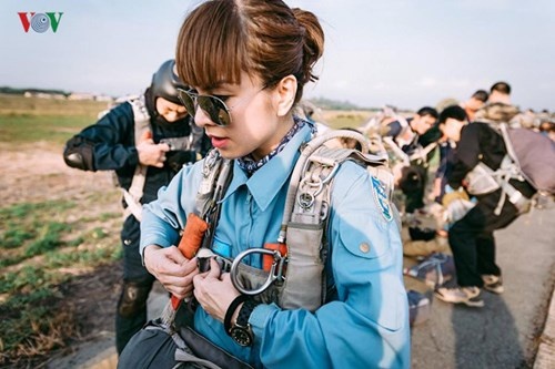Nữ vận động viên Việt Nam đầu tiên nhảy dù tự do ảnh 5 Nu van dong vien Viet Nam dau tien nhay du tu do anh 5