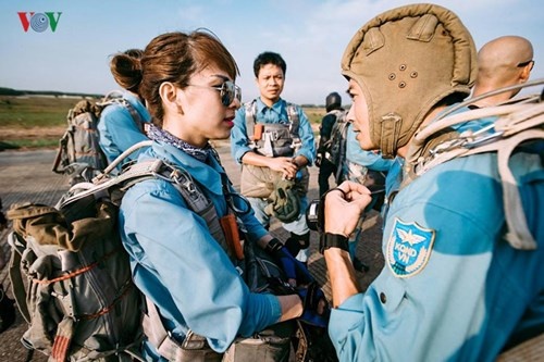 Nữ vận động viên Việt Nam đầu tiên nhảy dù tự do ảnh 6 Nu van dong vien Viet Nam dau tien nhay du tu do anh 6