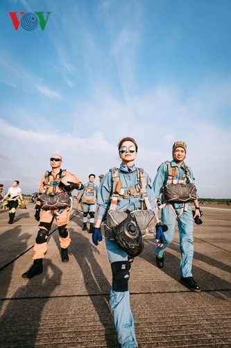Nữ vận động viên Việt Nam đầu tiên nhảy dù tự do ảnh 7 Nu van dong vien Viet Nam dau tien nhay du tu do anh 7