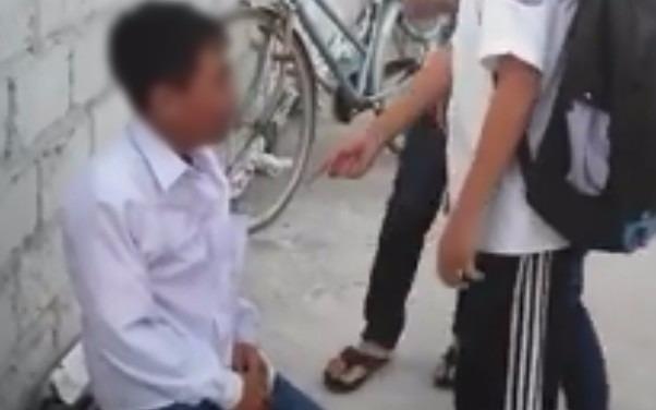Hoc sinh lop 7 bi danh do khong nop tien cho cac anh hinh anh