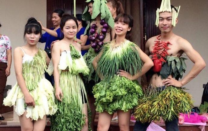 Nhom ban tre Vinh Phuc sang tao trang phuc tu rau hinh anh