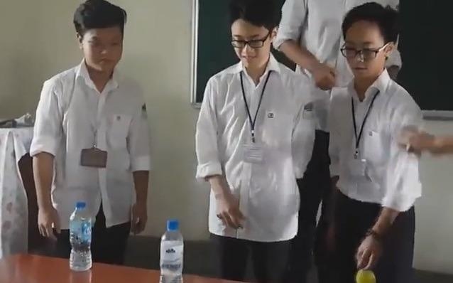 Tro choi cua cac ban truong THPT Chu Van An hinh anh