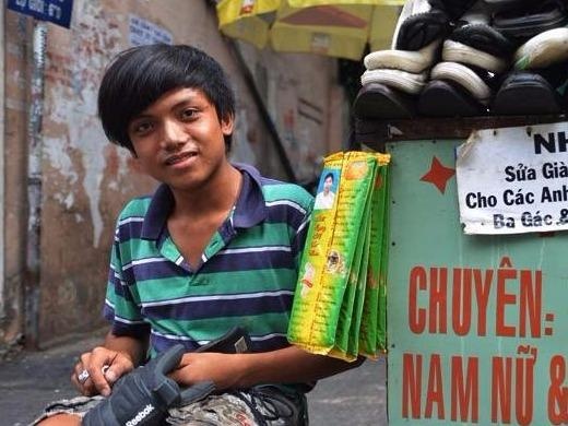 Chang trai sua giay mien phi cho nguoi ngheo o Sai Gon hinh anh