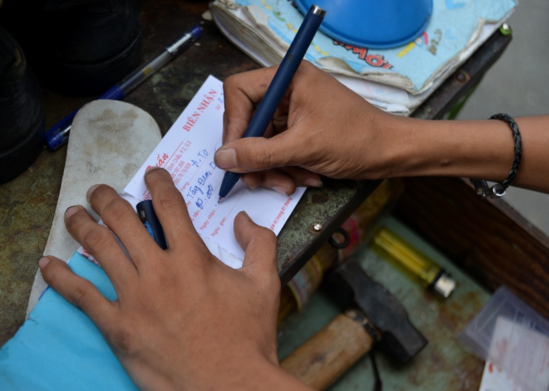 chang trai sua giay mien phi anh 8