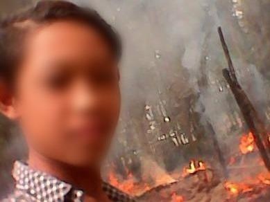 Chang trai than nhien chup selfie ben ngoi nha dang chay hinh anh