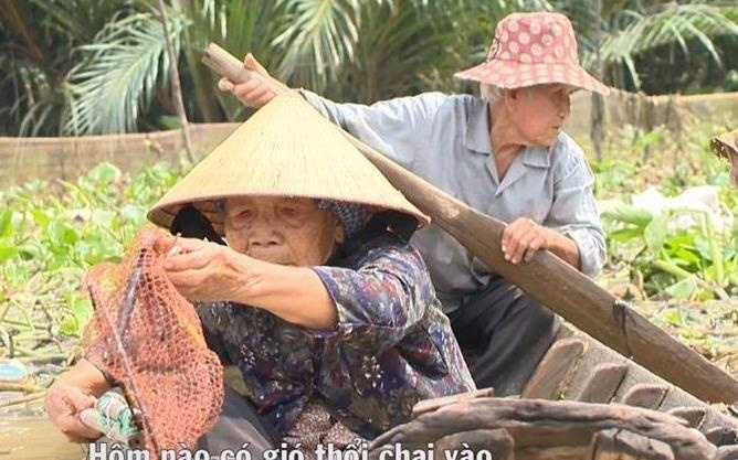 Ong ba vot ve chai tren song Sai Gon va tinh yeu hon 60 nam hinh anh