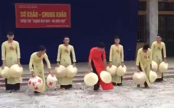 Clip mua non tren nen nhac 'Viet Nam que huong toi' hinh anh