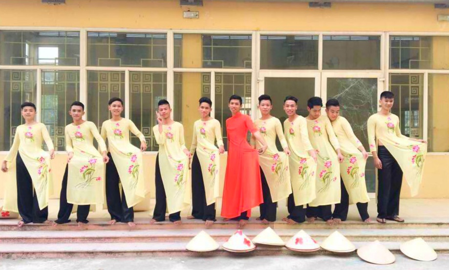 nam sinh mặc áo dài múa nón ảnh 1 nam sinh mac ao dai mua non anh 1