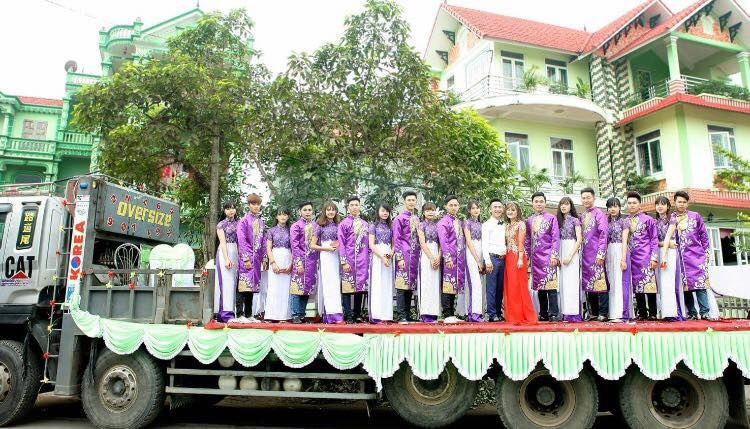 Lễ ăn hỏi trên thùng xe tải ảnh 2 Le an hoi tren thung xe tai anh 2