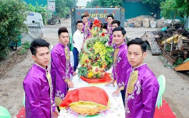 Le an hoi to chuc tren thung xe tai o Vinh Phuc hinh anh