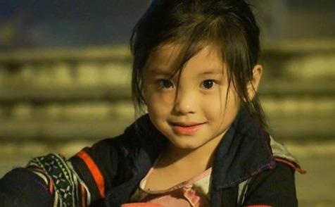 Nu cuoi ngay tho cua be gai Sa Pa muu sinh trong dem lanh hinh anh