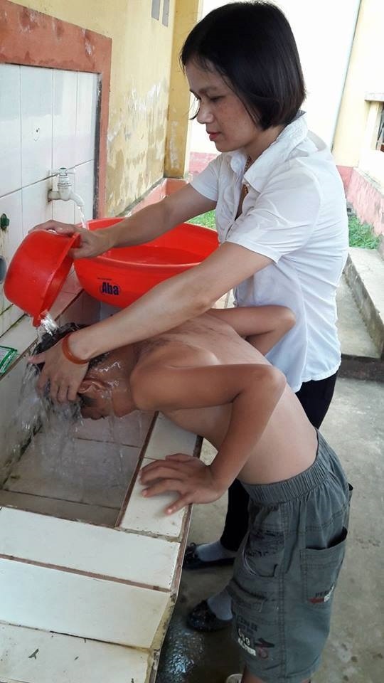 thầy cô cắt tóc cho học sinh ảnh 2 thay co cat toc cho hoc sinh anh 2