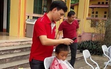 Thay giao cat toc, co goi dau cho hoc sinh hinh anh