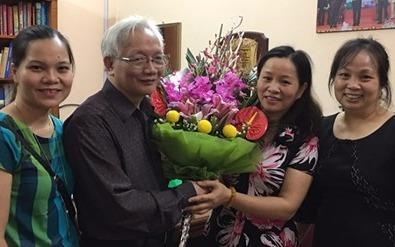 Nguoi thay mo truong day hoc sinh ca biet hinh anh