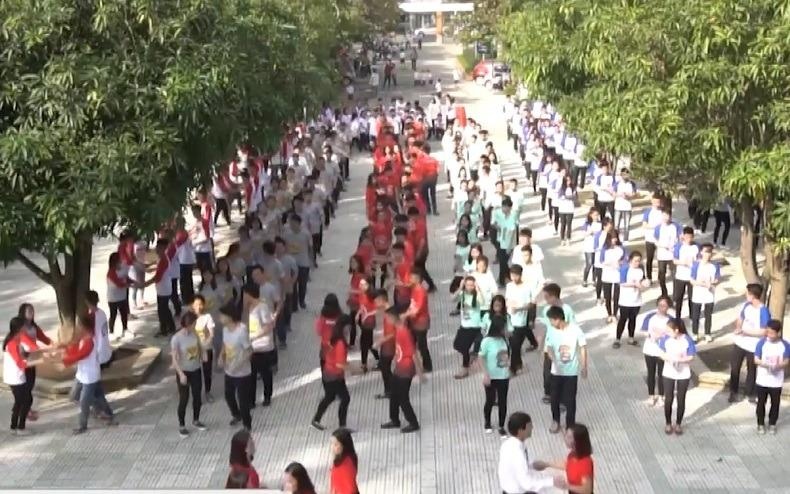 Clip thay co nhay Cha Cha Cha nhan ngay 20/11 hinh anh