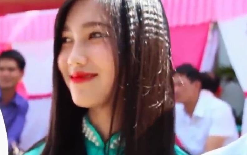 Nu sinh cuoi duyen trong dam hoi hinh anh