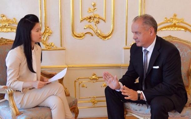 Co gai Viet lam viec cho to bao dat gia cua My hinh anh