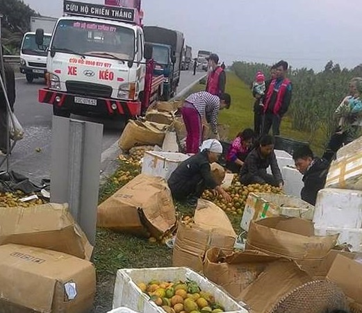 nguoi dan thu hoa qua giup tai xe anh 2