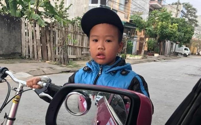 Cau be 7 tuoi dung lai xin loi khi dam trung taxi hinh anh