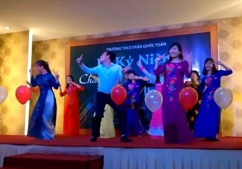 nu sinh doi luong 2000 USD anh 1