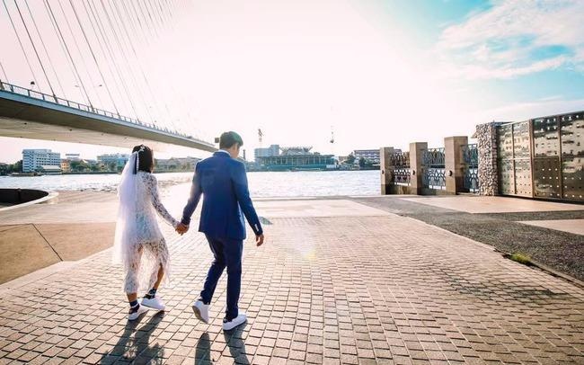 Co dau, chu re nhay ' Minh thich thi minh yeu thoi' hinh anh