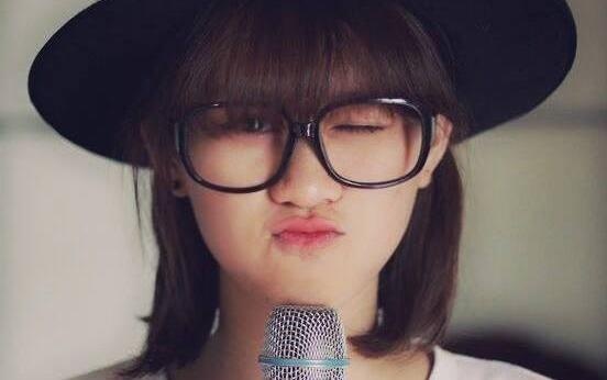 Co gai hat rong co giong giong ca si Le Quyen hinh anh