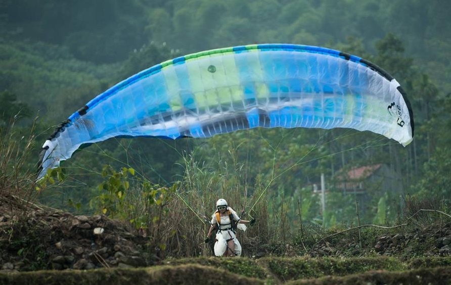 rước dâu bằng dù lượn ảnh 2 ruoc dau bang du luon anh 2