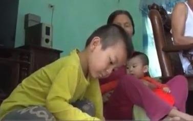 Cau be 4 tuoi lam Toan, doc tho troi chay o Ha Noi hinh anh