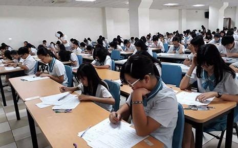 Hon 300 hoc sinh lop 9 va 10 thi chung mot phong hinh anh