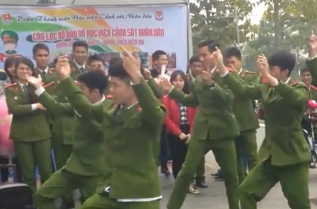 nam sinh canh sat nhay tung bung anh 1