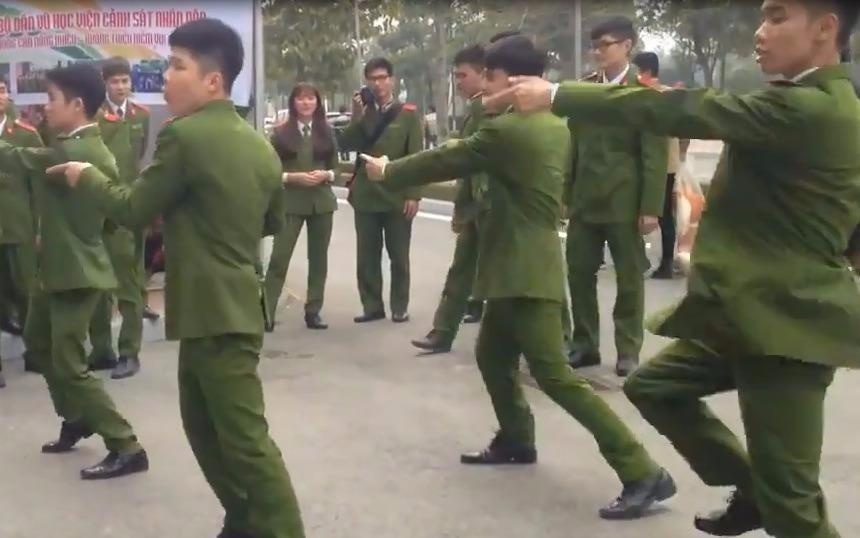 Man nhay cua nam sinh Hoc vien Canh sat Nhan dan hinh anh