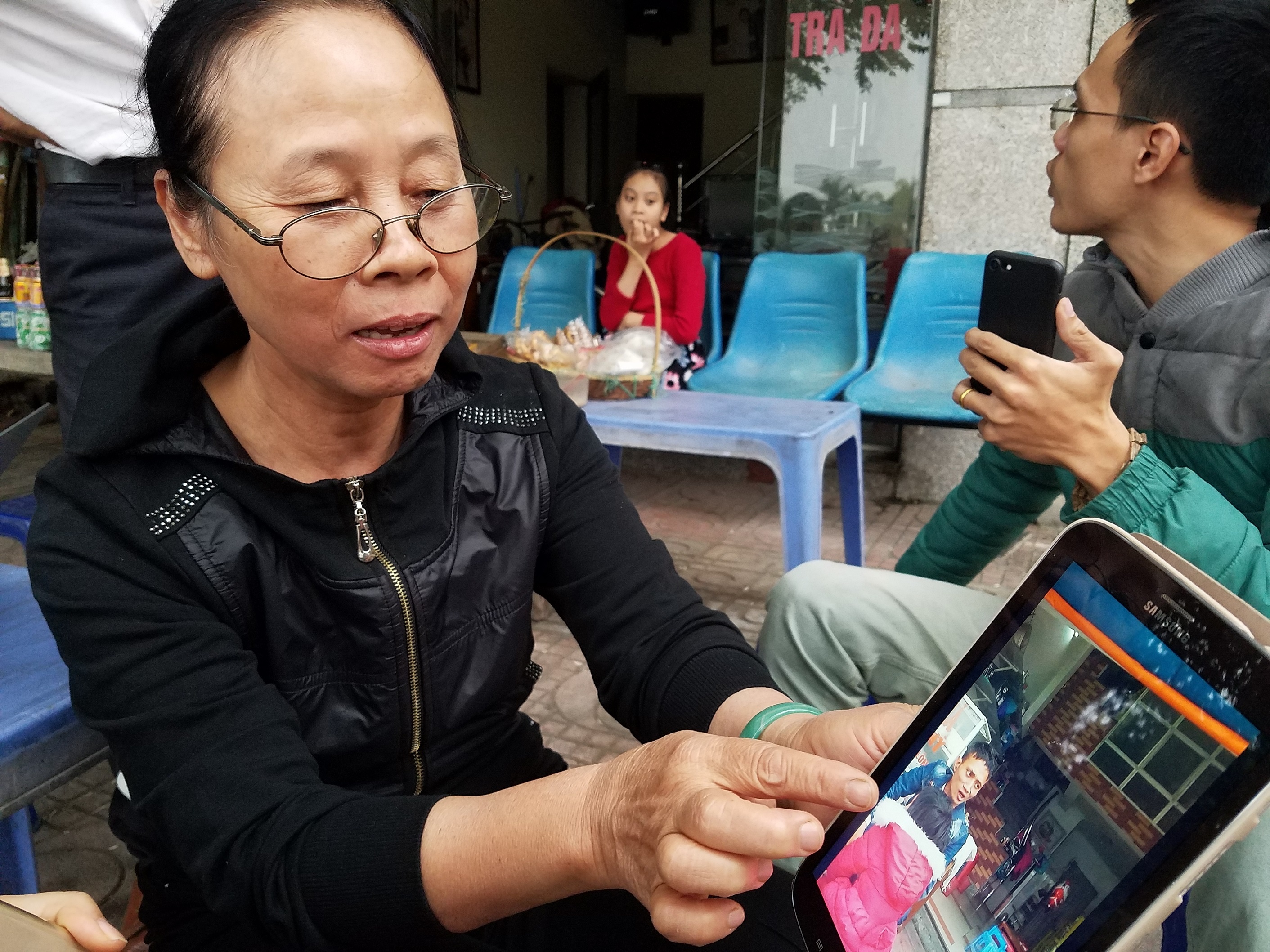 ong bo nhat rac danh con da man anh 1