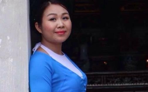 Co giao Ha Tinh sang tac dan ca vi dam bang tieng Anh hinh anh